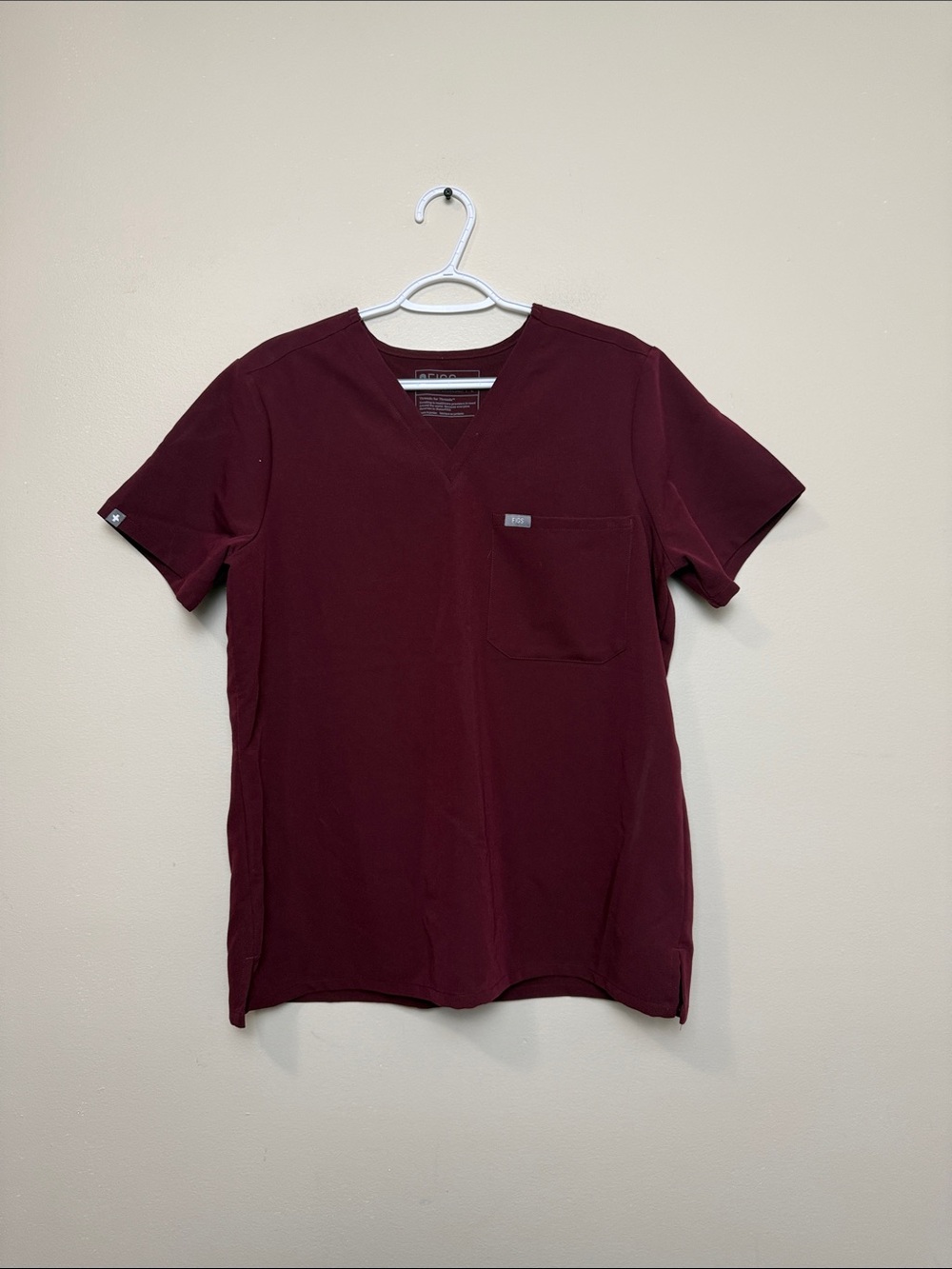FIGS V-Neck Pocket Tee - Burgundy size L